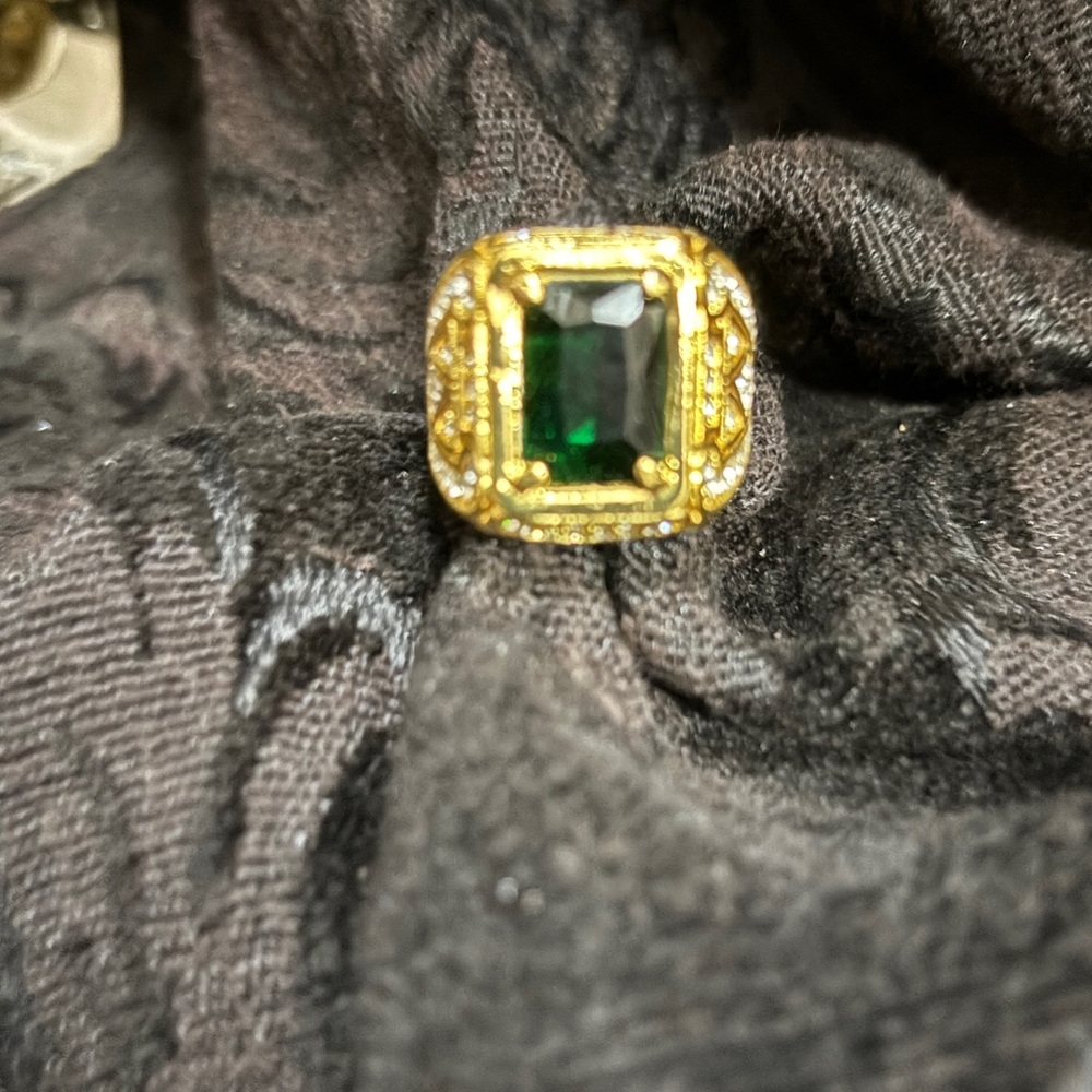 MENS GOLD PLATED GREEN STONE RING - Picture 12 of 13